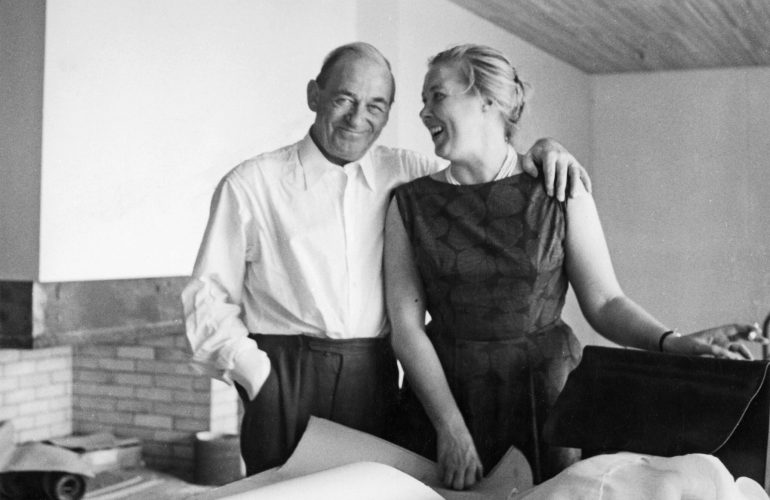 Alvar and Elissa Aalto in Maison Louis Carré, 1959. Alvar ja Elissa Aalto Maison Carrén olohuoneessa rakennustöiden loppuvaiheessa, 1959. Photo Alvar Aalto Foundation